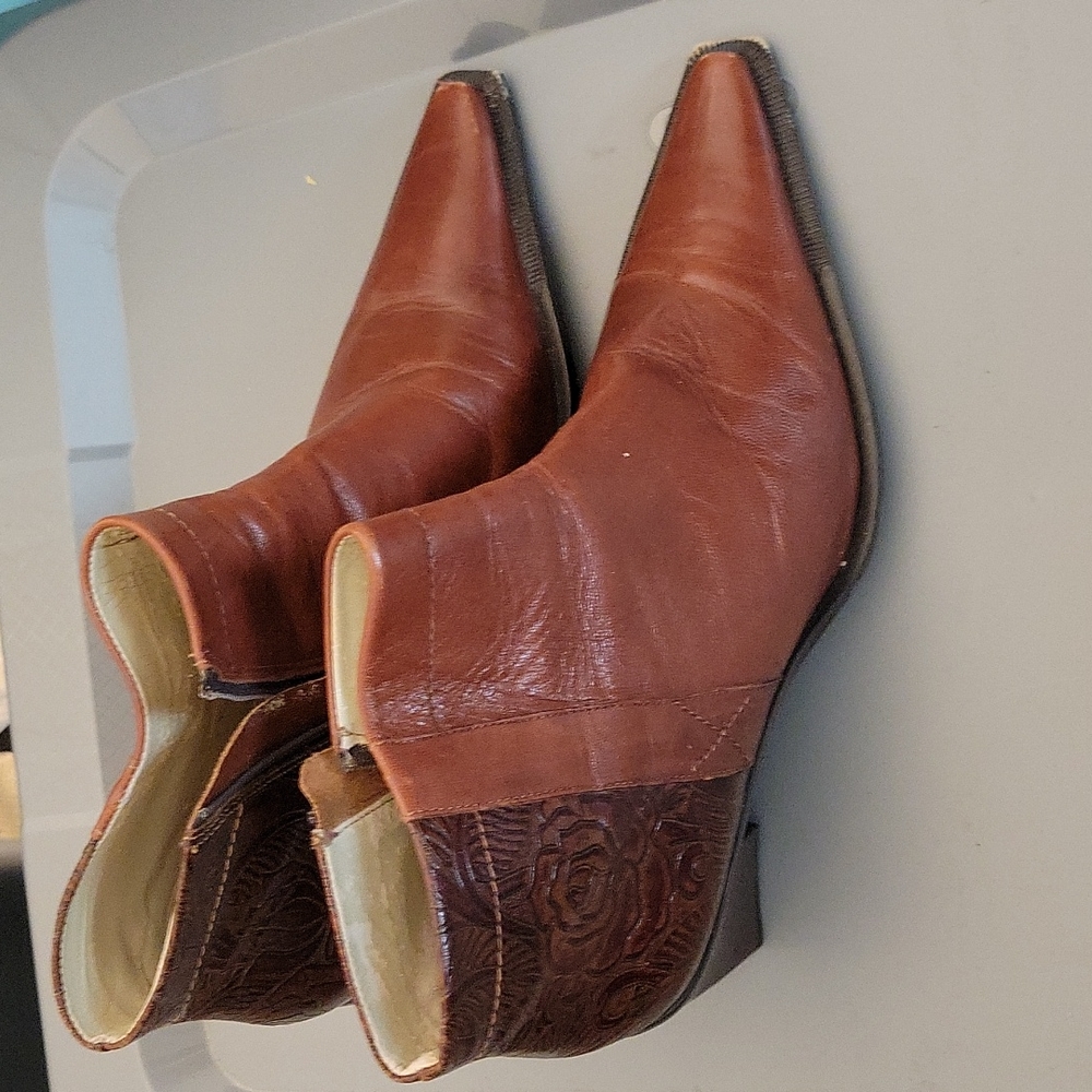 BCBGirls Max Azria Brown Western Booties Western floral Embossed Size 8 .5 B - Picture 2 of 8